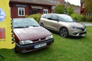 Dette er vel en Renault 19 og den nye til høyre er en Scenic