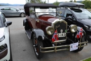 Ute på parkeringsplassen står det faktisk en gammel Buick også