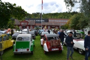 Det er så mange folk rundt bilene så jeg holder meg litt utenfor