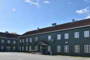 Bygningene ble renovert i 2015 og brukes til vanlige boliger, det skulle vært artig å finne ut alderen på disse