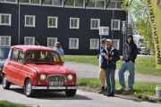 Men det kommer enda flere biler, dette er en Renault 4 fra 1964