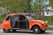 Det kommer en til, det er en Citroen 2 CV 6 fra 1973