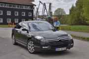 Og det kommer enda en bil, og det er en Citroen C6 fra 2008