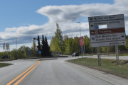 Men da er vi tilbake igjen til her hvor vi skal ta til venstre mot Flysamlingen, treffet skal være der. Ser du flyet Norwegian like over rundkjøringen, da kan jeg fordrive tiden litt, mens jeg venter på bilene