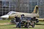 En Canadair CF-104 Starfighter og en Willys Jeep 1, selv om begge ikke var med på 2 verdenskrig så ble det et fint bilde