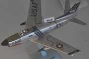 Dette er North American F-86D Sabre, det er USAs første jagerfly