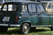 Her ser jeg en, det er en Renault 4 fra 1971 som er godt brukt. Det er fint å se en bil i den stand den burde være