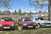 L&R Youngtimers stiller opp med tre biler, Peugeot 205 GT til venstre er ikke til salgs, den i midten kan du kjøpe for kr. 29 900,- og Peugeot 305 til høyre, klarer jeg ikke å lese lappen på
