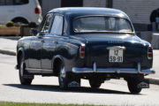 Her drar noen allerede, det er en Peugeot 403 som vi kan se på skvettlappene, bilen ble produsert mellom 1955 til 1966 og dette er en 1960 modell