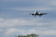 Det kommer flere fly enn det kommer biler, men det er litt tidlig enda. Her kommer det to fly samtidig, men nå holder det med fly