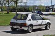 Så reiser Peugeot 205 GTI 1.9 fra 1988, det lukter litt muskler her, men vi har noen flagg her også