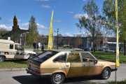 Første bilen som passere mellom flaggene er en Renault 30 TX V6 Injection A fra 1981, du skal lete lenge etter en sånn bil