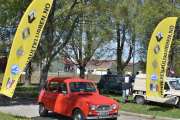 Dette er han som kjøpte så mange lodd at han vant to premier, han kjører en Renault 4 fra 1964. Dette er bilen som ble produsert fra 1961 og sluttet ikke før i 1992