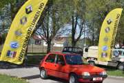 Peugeot 205 GT og han kommer jeg ikke nærmere på, dessuten så har han skjegg også :-)