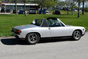 Bilen er ikke med på treffet, men jeg ser at det er en veteran og da slipper den ikke unna. Jeg tror det er en Porsche 914 Kabriolet fra rundt 1970