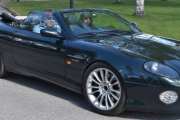 Men det var feil, han kommer i en Aston Martin DB7 Vantage Volante fra rundt 2000