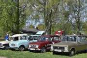 De to helt til venstre har vi presentert, men redaktøren Renault 4 GTL fra 1983 som også er meget bereist, fikk vi bare et lite glimt av. Og helt til høyre ser dere min Renault 6 TL fra 1975, som ikke har vært på farten slik som de andre