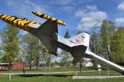 Utenfor på plassen står det en en Northrop F-5B Freedom Fighter fra 1966