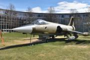 Den andre som står her ute, har ikke stått her så lenge. De har holdt på og restaurere den og det er en Canadair CF-104 Starfighter som kom til Norge i 1973, men ble kjøpt brukt, så den er eldre