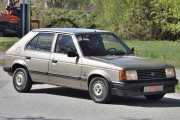 Men så kommer det en bil, det er en veteran som heter Talbot. Og siden den kommer her på Fransk Bildag så må den være fra mellom 1979 til 1986, kan det være en Talbot Horizon?