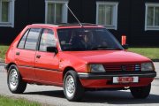 Peugeot er morsomme i dag, to skilt på en gang som ikke sier meg noen ting. Jeg tror det er en Peugeot 205 GT og da er vi mellom 1983 og 1993