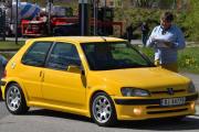 Når det kommer en gul bil, så skriver jeg alltid at gult er kult. Dette er en Peugeot 106 Rallye 16V fra 1999, det ser ut som formannen slipper den inn