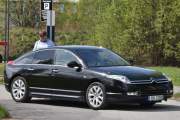 Nybil og han smiler, dette er en Citroen C6 fra 2010