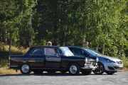 Men nå har Peugeot gutta dukket opp også, disse bilene kan jeg fra før da min far jobbet i Bertel O. Steen. Den nærmest er en Peugeot 404 fra 1967, ikke en bil vi så ofte i Norge. Den borterst er en Peugeot 308 fra 2016 og er ikke en veteran. Hvordan slapp han inne her?
