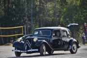 Må være ett eller annet som vi andre ikke gjør, her ser vi et buet registreringskilt. Det er en Sitroën B, det vil si en Citroën 11 fra 1950