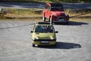 Mens jeg står her oppe ser jeg at vår redaktør kommer i sin Renault Twingo fra 2000