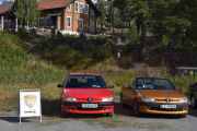 Men nå må vi se på et par biler fra Norsk Peugeot Klubb, vi begynner fra venstre. Peugeot 306 fra 1998, og den til høyre er en Peugeot 306 som også er fra 1998. Dem er like men jeg ser noen forskjeller, da må vi på Typebetegnelse - 7-LFY og 7-NFZ
