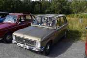 Men nå skal vi dokumentere Renault, vi kommer tross alt fra Renaultklubben på treffet og har kjørt langt. Det første vi ser er en Renault 6 TL fra 1975