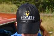 Vår maskot viser frem sin tøffe kaps som det selvfølgelig står Renault på