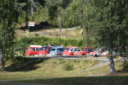 Fem Citroën 2CV og tre Renault 4 kan jeg skimte langt der borte