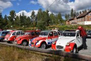 Vi har kanskje ikke dokumentert alle fire så vi begynner fra venstre. Det er en Citroën 2 CV 6 fra 1986, neste Citroën 2 CV 6 fra 1974, neste Citroën 2 CV 4 fra 1977 og den siste en Citroën  2 CV 6 fra 1987