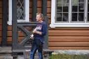 Selvfølgelig vil vi høre litt om bilen, og han forteller i vei, men jeg står litt for langt unna til å høre alt