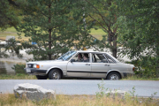 På vei ned ser jeg en veteran over gaten, jeg tar den med. Det er en Audi 80 CL fra 1982, absolutt en fin veteranbil