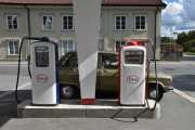 Når jeg sjekker bensinprisen på høyre pumpe ser jeg at pr. liter er det 0,66 øre. Litt synd det ikke var bensin på pumpa, ekte blyholdig bensin til riktig pris