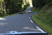 Som du se så er veien svingete, klare så vidt å ta bilde av en Mercedes-Benz fra 1985