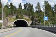 Nå skal jeg kjøre igjennom Rønningentunnelen som ligger mellom Island og Nes, håper mest på det siste