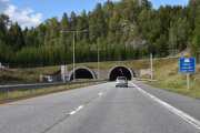Enda en tunnel før jeg tar av, Løkentunnelen som er 702 meter lang. Har dere lagt merke til at de runder av litt på skiltene?