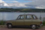 Jeg har svingt ned til Berger og tar et motiv bilde av bilen med sjøen i bakgrunnen