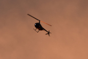 Morten søndag 22 november 2020 - Robinson R44 helikopter over Høyenhall, klokken er 16.28. Det er litt sent på ettermiddagen, men jeg får med meg kveldssolen