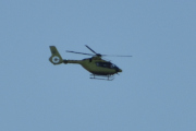 Morten 16 desember 2021 - Norsk Luftambulanse over Høyenhall, klokken er 11.47. Et nytt oppdrag og dem nærmer seg en fugl. Jeg ser at det er en Airbus H135 Lege Luftambulansetjenesten