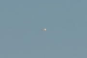 Morten 19 desember 2021 - Helikopter og månen over Høyenhall, klokken er 13.45. Månen har ikke kommet hit enda, men jeg fulgte helikopteret der bort