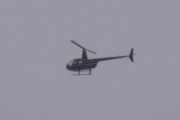 Morten 5 desember 2021 - Robinson R44 over Høyenhall, klokken er 14.09. Den er nærmere, men sikten er fremdeles dårlig