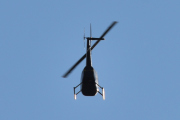 Morten 22 april 2021 - Ukjent helikopter over Høyenhall, han retter seg opp, bare for å markere - dyktig pilot