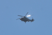 Morten 30 mai 2021 - Politihelikopter over Høyenhall, sola er skarp i dag så det er ikke lett å se hvem det er