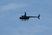 Morten 5 juni 2021 - Helikopter over Høyenhall, hvis dette ikke er Robinson R44 Astro kan du kalle meg en krakk og legg merke til plasseringen av bladene