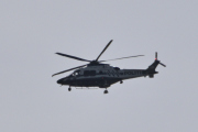 Morten 25 april 2022 - Politihelikopter over Høyenhall, ingen tvil om at det er Politiet, selv med motlys